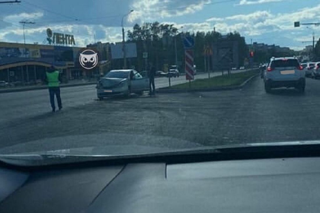 На проспекте Строителей в Пензе разбилась легковушка