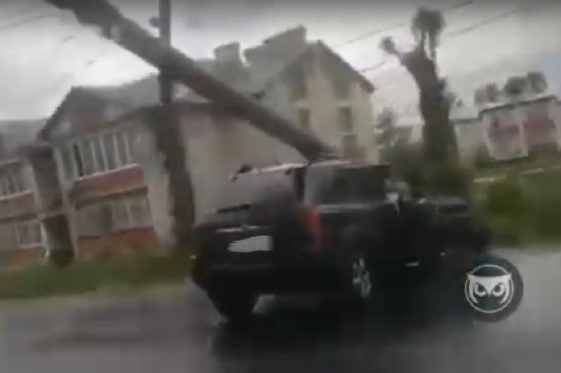 На видео попали последствия ДТП в Заречном, где кроссовер повалил столб