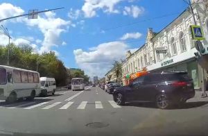 В центре Пензы водитель BMW X5 совершил возмутительный маневр