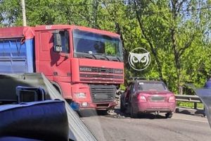 В районе трассы М-5 в Пензе грузовик врезался в легковую машину