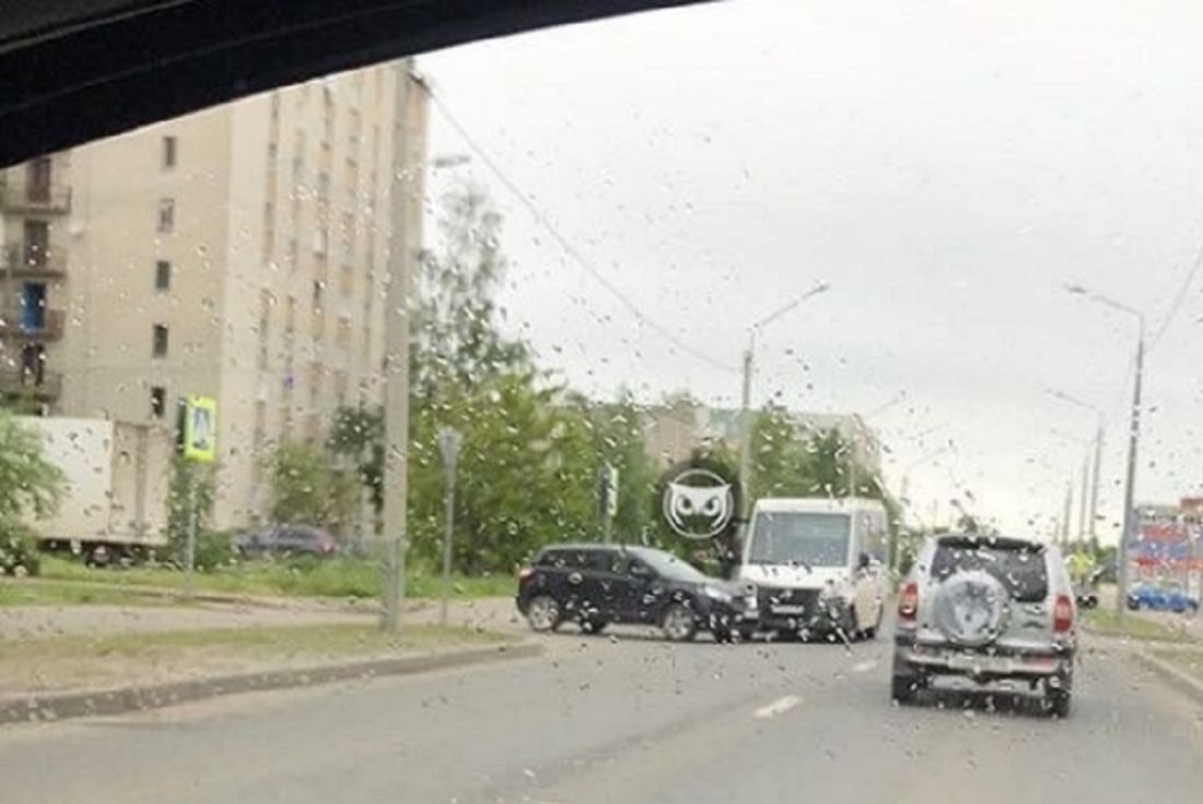 В пензенском микрорайоне ГПЗ-24 столкнулись маршрутка и иномарка