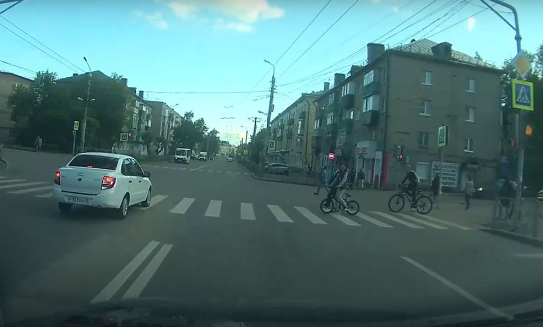 В Пензе сняли, как водитель проявляет чудеса неадекватности на дороге