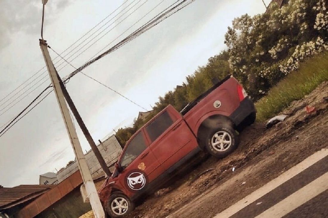 Под Пензой пикап врезался в световую опору