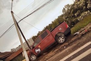 Под Пензой пикап врезался в световую опору