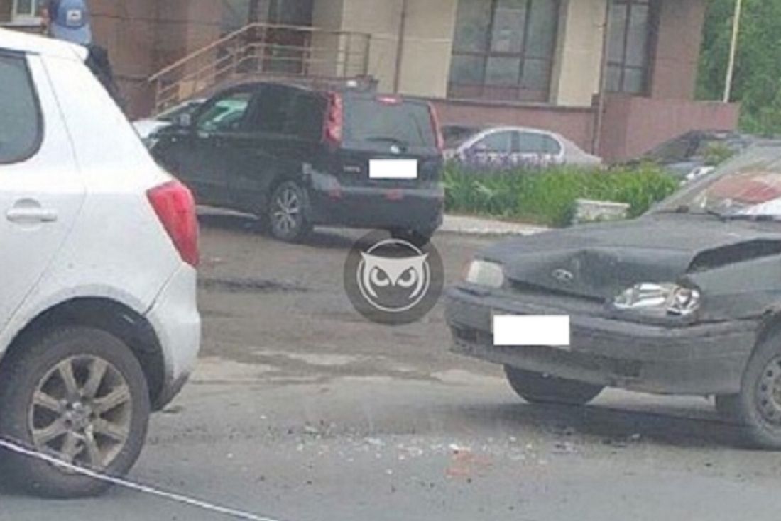 Два легковых автомобиля столкнулись на улице Пушкина в Пензе