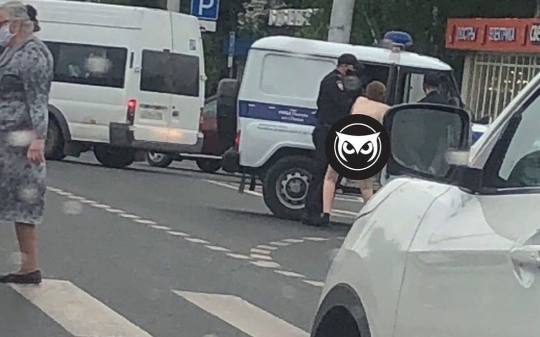 Соцсети: в Пензе по проспекту Победы гуляла голая женщина