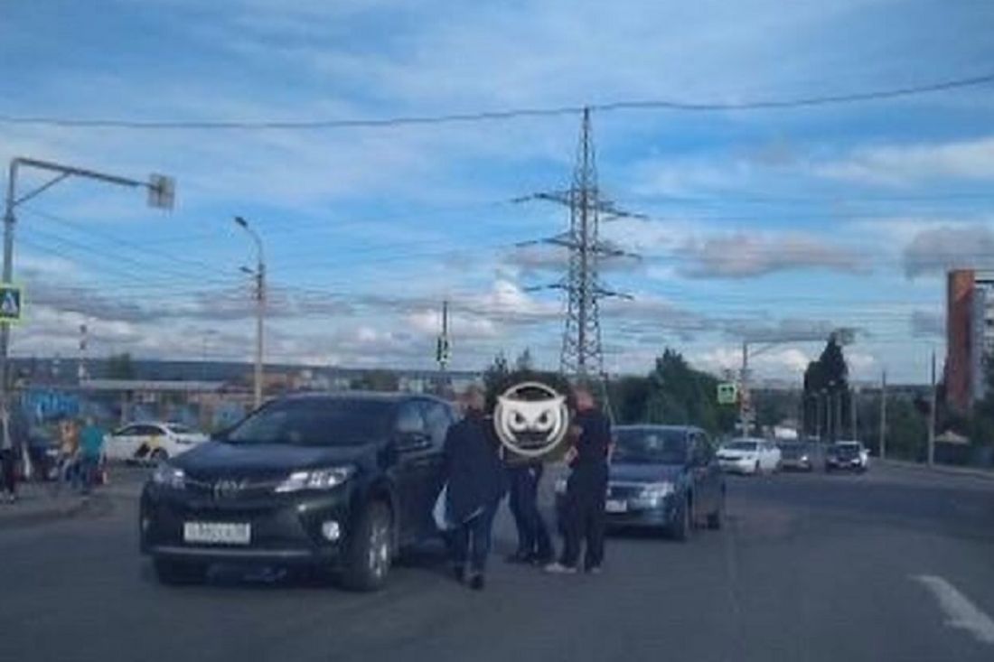 В Пензе столкнулись и перекрыли дорогу две иномарки