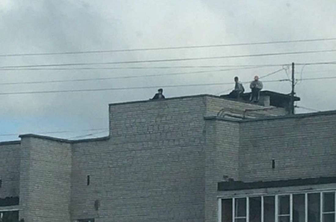 В Заречном подростки гуляют по крыше многоэтажки