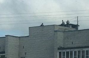 В Заречном подростки гуляют по крыше многоэтажки