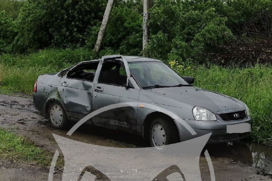 В селе под Пензой на грунтовой дороге раскурочило легковушку