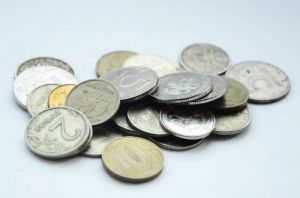 На бирже курс доллара упал ниже 69 рублей