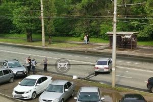 На Севере в Пензе «ВАЗ» развернуло поперек дороги в результате ДТП