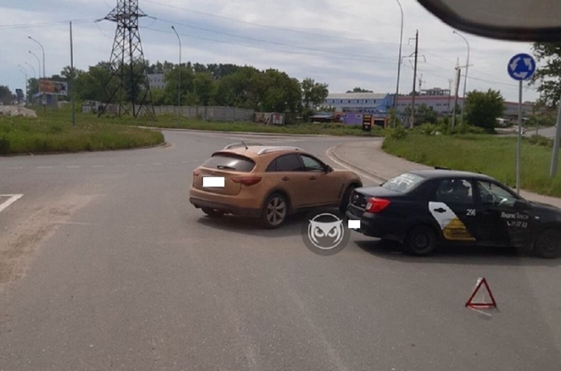 На «пьяной дороге» в Пензе машина «Яндекс Такси» попала в ДТП