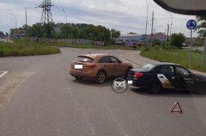 На «пьяной дороге» в Пензе машина «Яндекс Такси» попала в ДТП