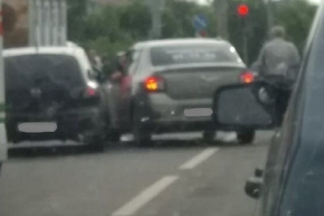 На Шуисте в Пензе столкнувшиеся авто затруднили движение транспорта