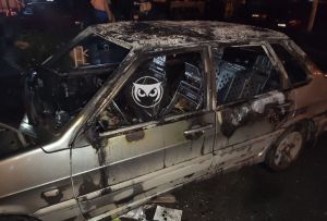 Пензенские соцсети: у одной из машин перед пожаром вскрывали двери