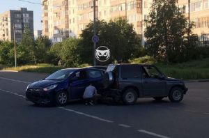 В Пензе два столкнувшихся авто перегородили дорогу
