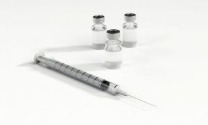 Эксперты сомневаются в скором начале массовой вакцинации от COVID