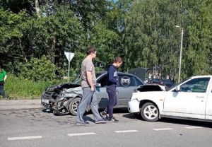 В ДТП у бессоновского переезда две машины помяли капоты