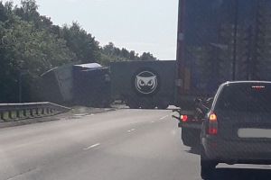 На трассе М-5 в Пензенской области большегруз вылетел с дороги