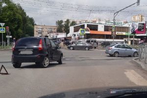 В ДТП на Южной поляне в Пензе легковушке вмяло двери в салон