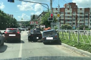 В Пензе машина, перевозившая мешки с картошкой, врезалась в ограждение