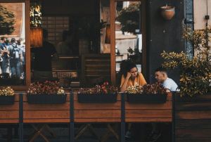 Ученый оценил шансы заразиться COVID после открытия летних веранд кафе