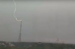В Пензе сняли бьющую в телевышку молнию