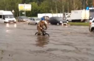 Жителей Пензы поразил «плывущий» по улицам города велосипедист. Видео