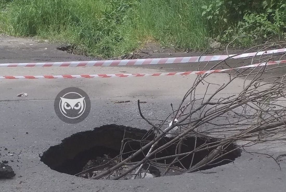 Около остановки в Пензе провал в асфальте становится все больше