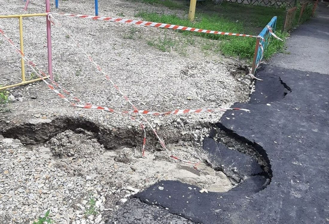 На детской площадке в Пензе образовался провал