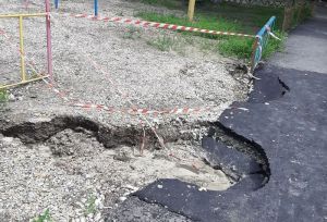 На детской площадке в Пензе образовался провал