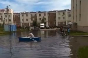 На Шуисте в Пензе местный житель проплыл по двору в лодке. Видео