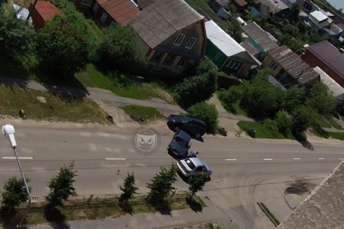 В Пензе две машины столкнулись на пустой дороге и перегородили ее