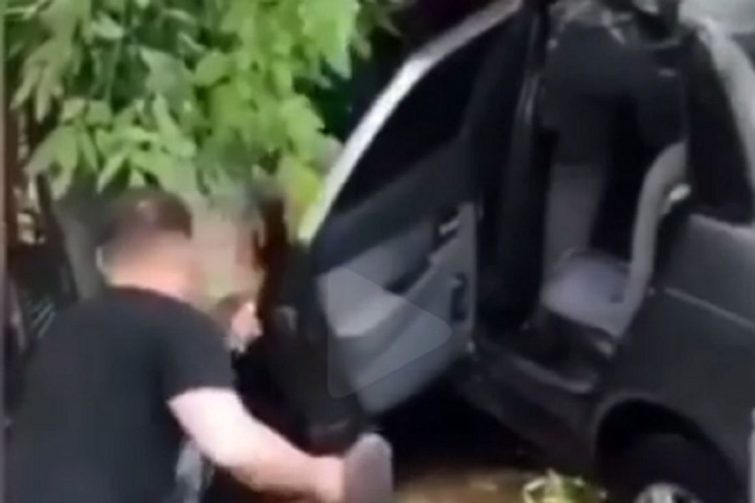 В селе под Пензой две легковушки вылетели в кювет с водой. Видео