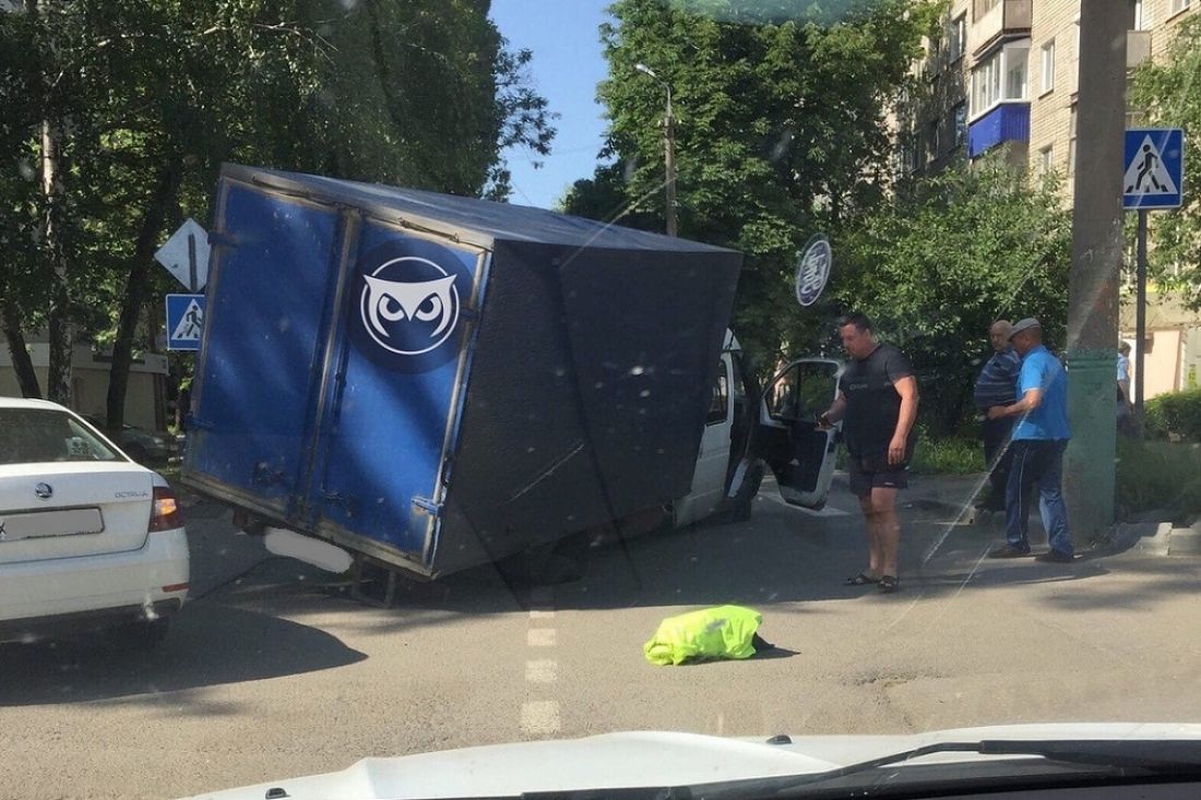 Очевидцы сообщили, что на дороге в Пензе провалилась «ГАЗель»