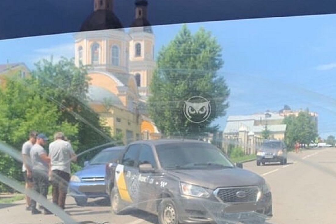 На улице Чкалова в Пензе иномарка врезалась в «Яндекс.Такси»
