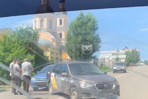 На улице Чкалова в Пензе иномарка врезалась в «Яндекс.Такси»