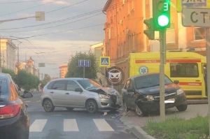 В центре Пензы жестко столкнулись два автомобиля