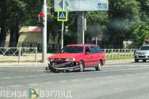 В Пензе у легковушки отлетел бампер из-за столкновения с «ГАЗелью»