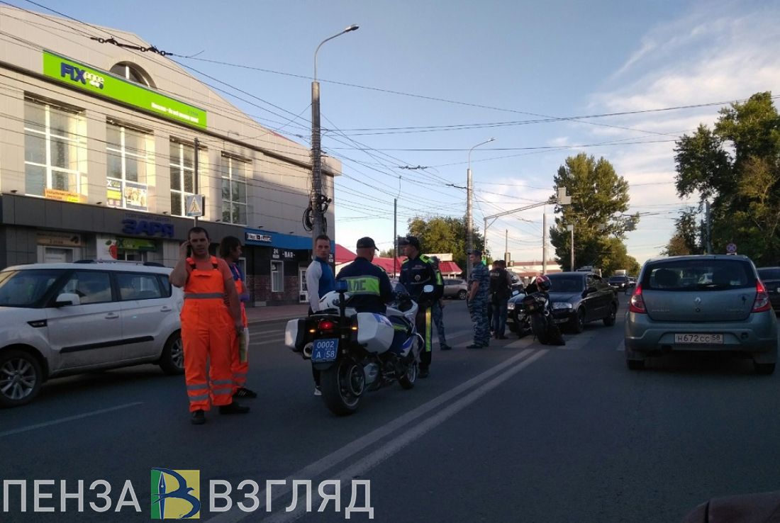 В Пензе на улице Гагарина мотоцикл не разъехался с легковушкой. Фото