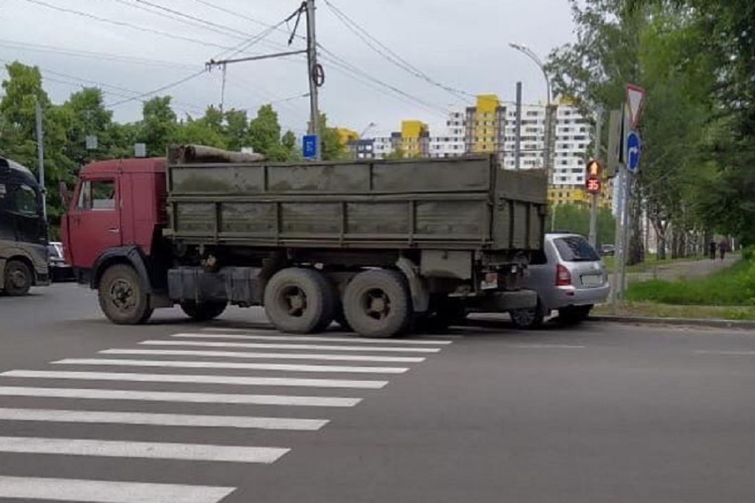 В пензенском микрорайоне Арбеково грузовик прижал легковушку