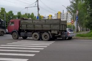 В пензенском микрорайоне Арбеково грузовик прижал легковушку