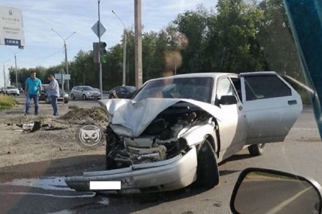 В Пензе у машины с саратовскими номерами раскромсало переднюю часть