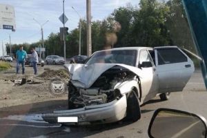 В Пензе у машины с саратовскими номерами раскромсало переднюю часть