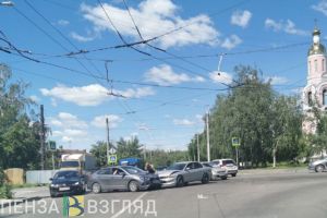 В пензенском микрорайоне Арбеково два авто столкнулись на перекрестке
