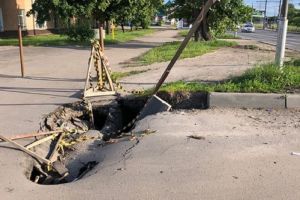 Пензенцы обеспокоены постоянно увеличивающейся ямой на дороге