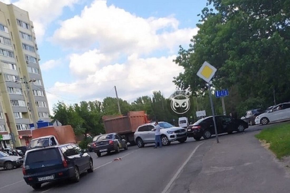 На перекрестке в Пензе два авто столкнулись и перегородили дорогу