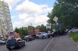На перекрестке в Пензе два авто столкнулись и перегородили дорогу