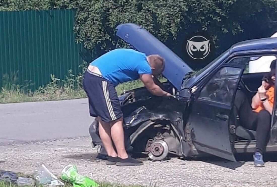 В Пензе на Шуисте в ДТП искорежило автомобиль